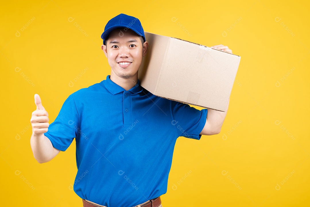 Homem asiático entregador com caixa em fundo amarelo