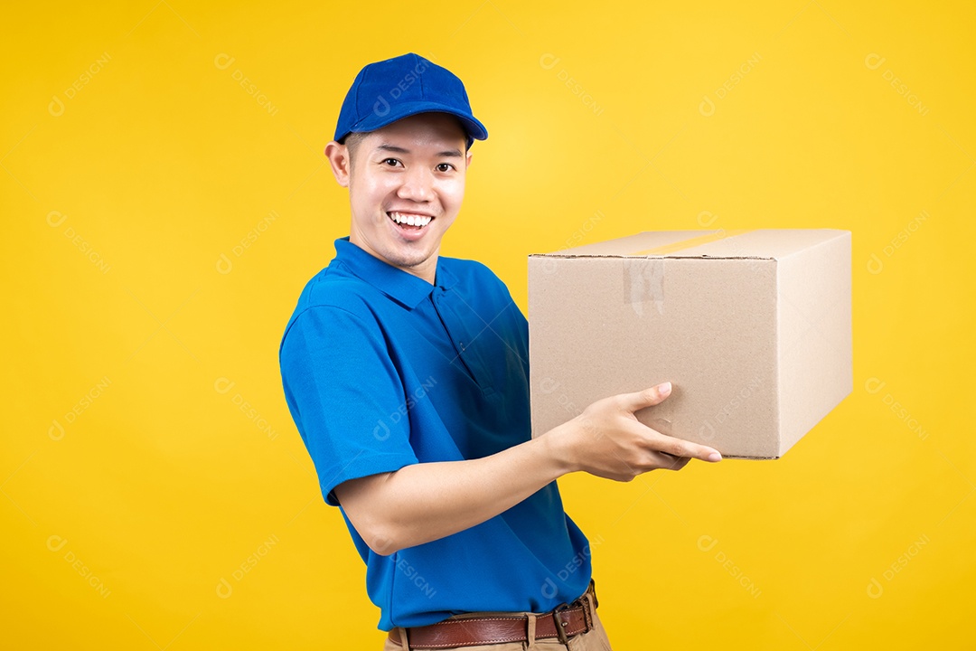Homem asiático entregador com caixa em fundo amarelo