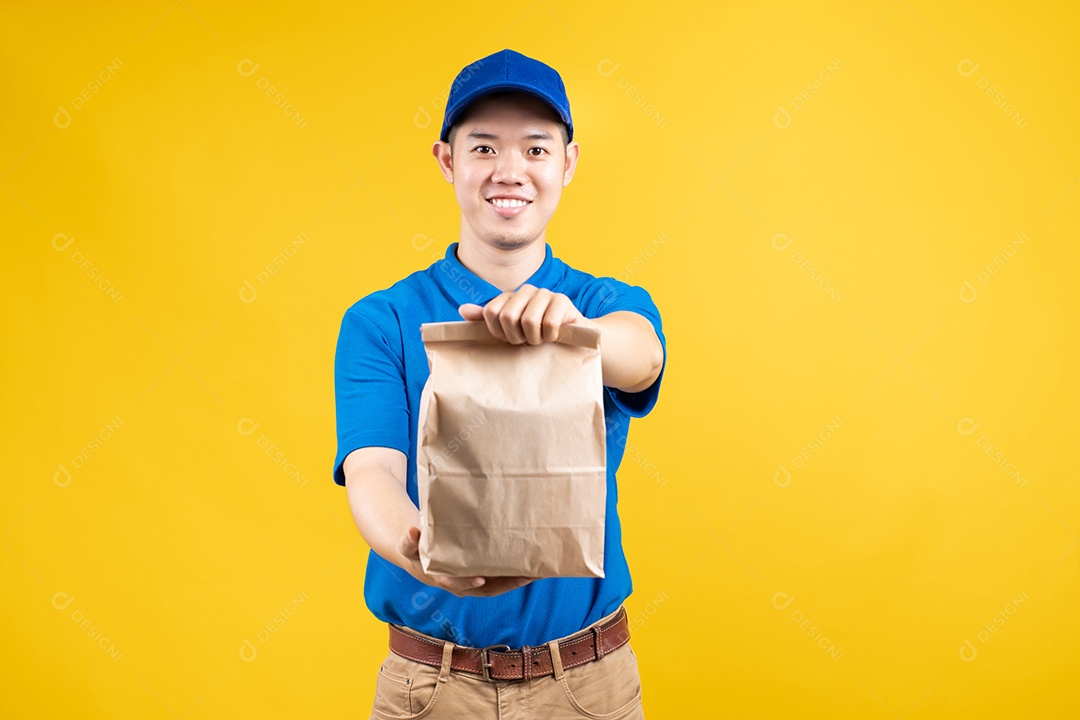 Homem asiático de entrega serviço de delivery entrega rápida