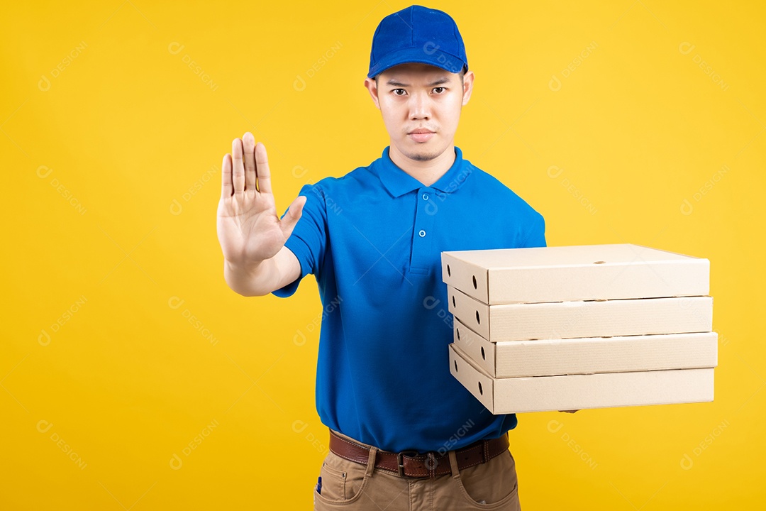 Homem entregador segurando caixas em fundo amarelo