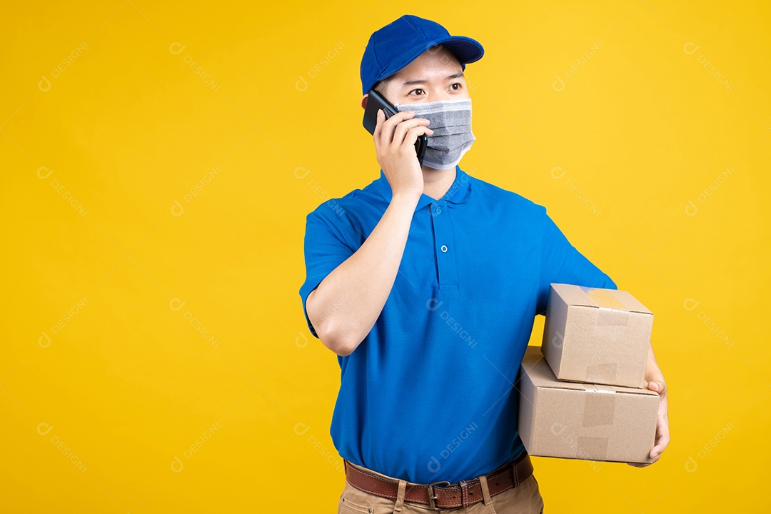 Homem entregador segurando caixas em fundo amarelo