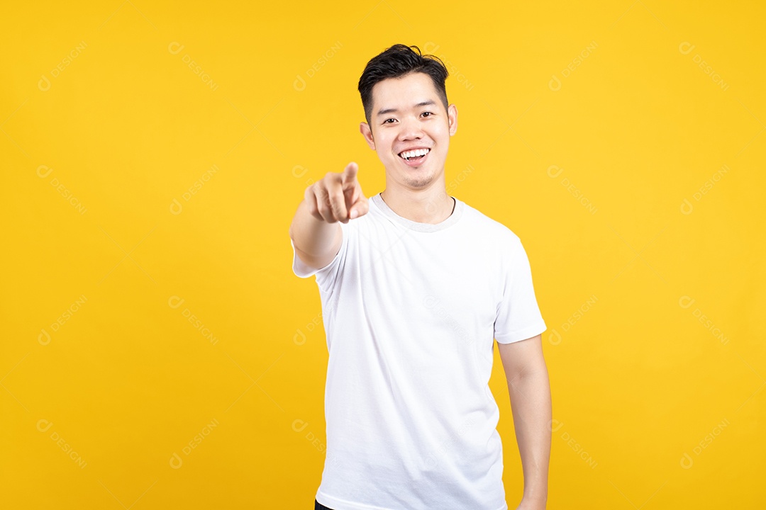 Retrato atraente jovem asiático feliz