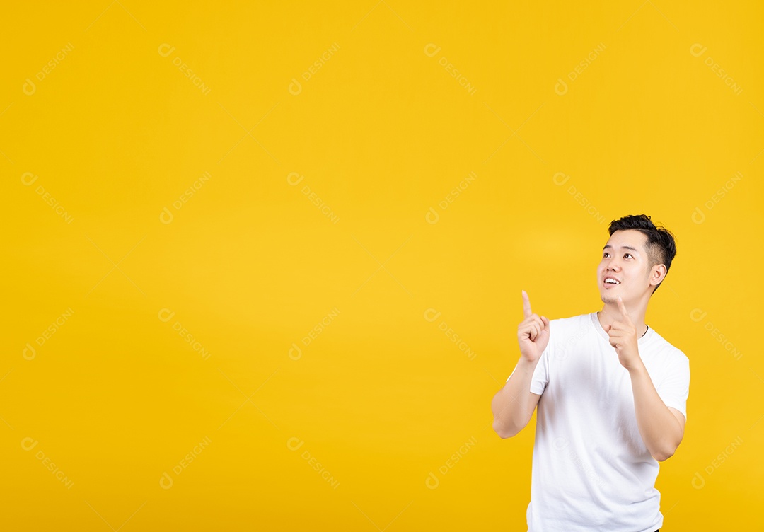 Retrato atraente jovem asiático feliz