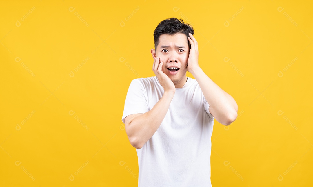 Jovem asiático com expressão de espanto