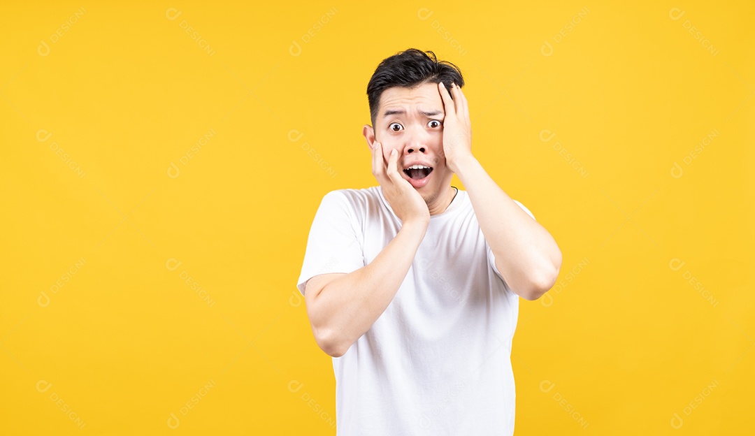 Jovem asiático com expressão de espanto