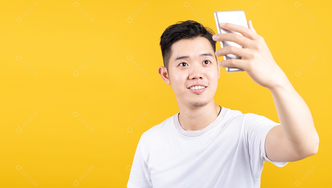 Retrato feliz jovem asiático tomando selfie com câmera de celular sorrindo