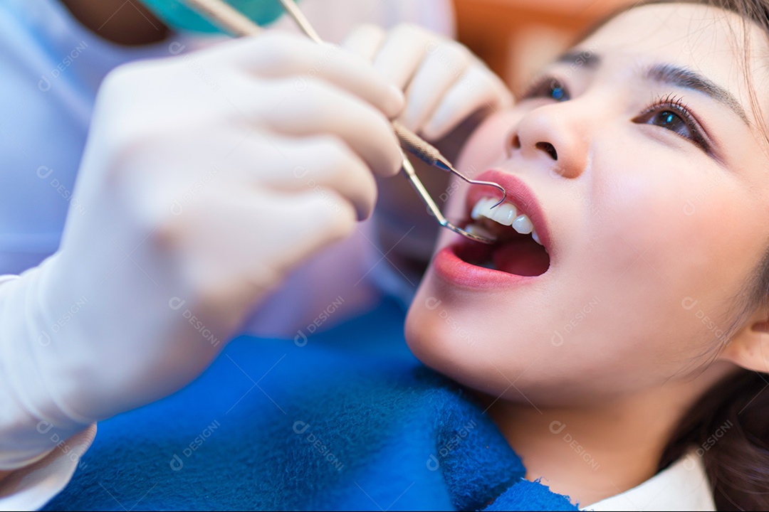 Mulher no dentista em check-up dos dentes