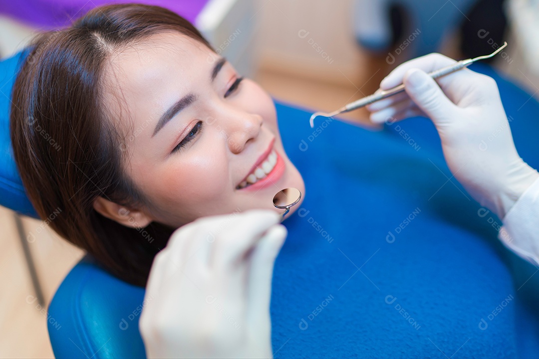 Mulher no dentista em check-up dos dentes