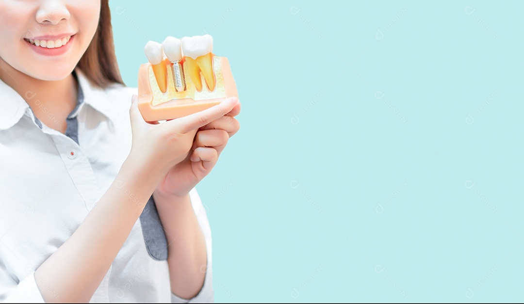 Jovem asiática em check-up dental