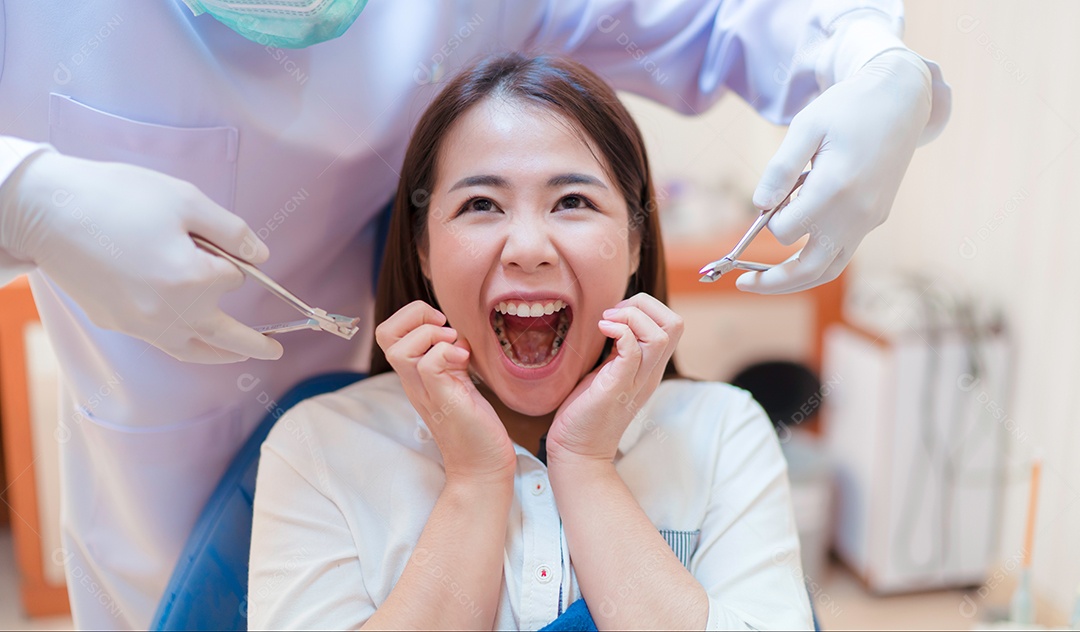 Jovem asiática em check-up dental