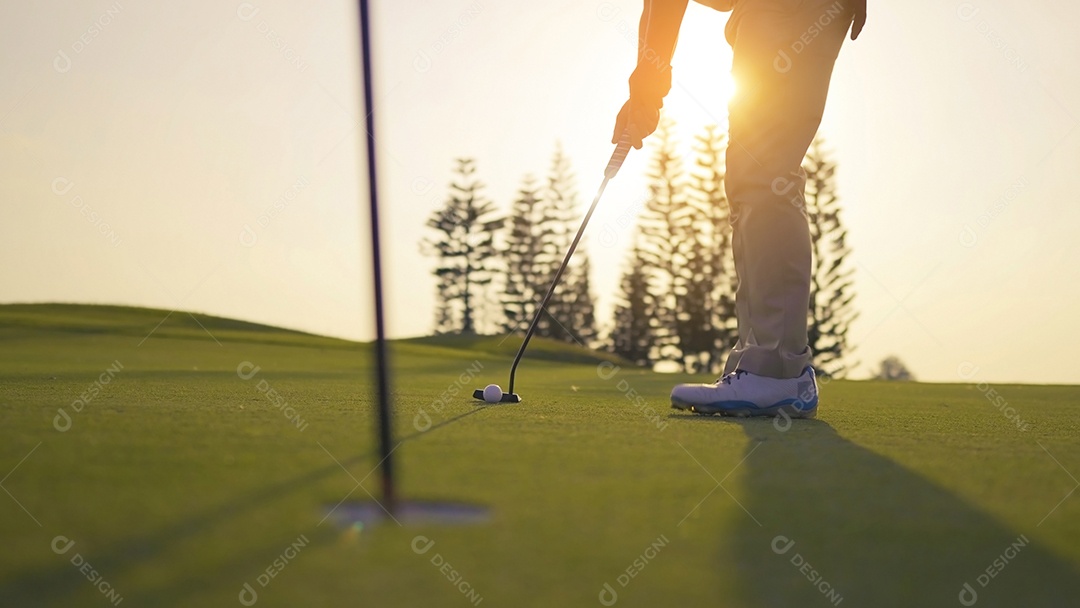 Homens jogando golfe no campo