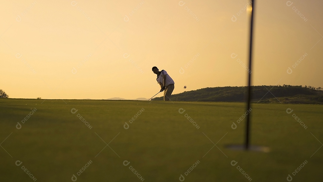 Homens jogando golfe no campo