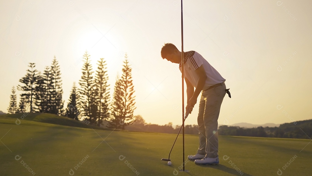 Homens jogando golfe no campo