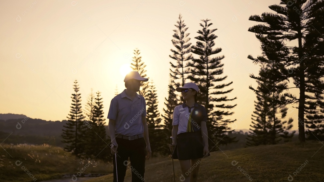 Homens jogando golfe no campo