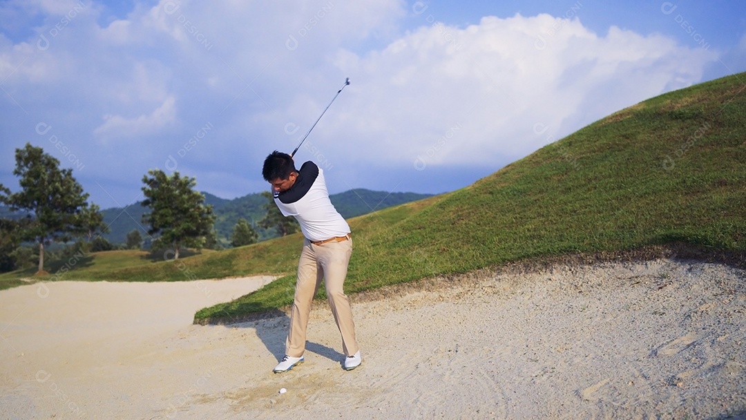 Homens jogando golfe no campo