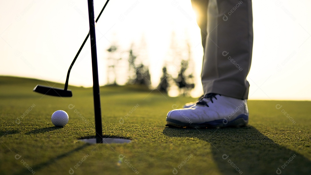 Homens jogando golfe no campo