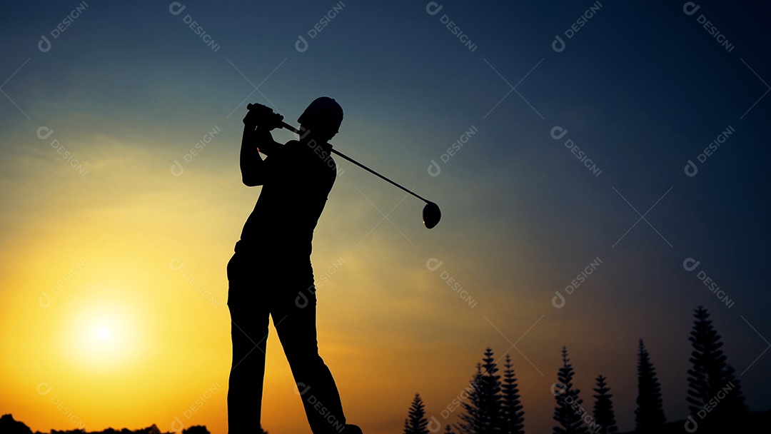 Homens jogando golfe no campo