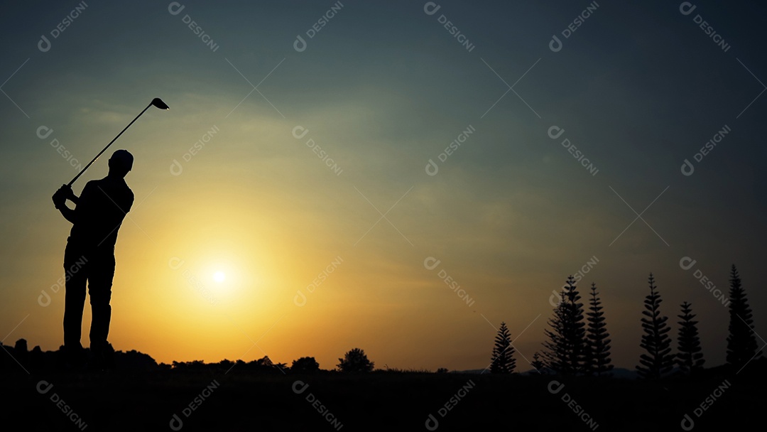 Homens jogando golfe no campo