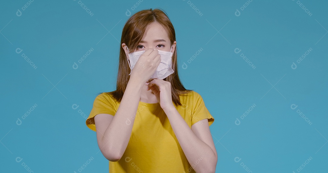 Jovem mulher asiática usando máscara