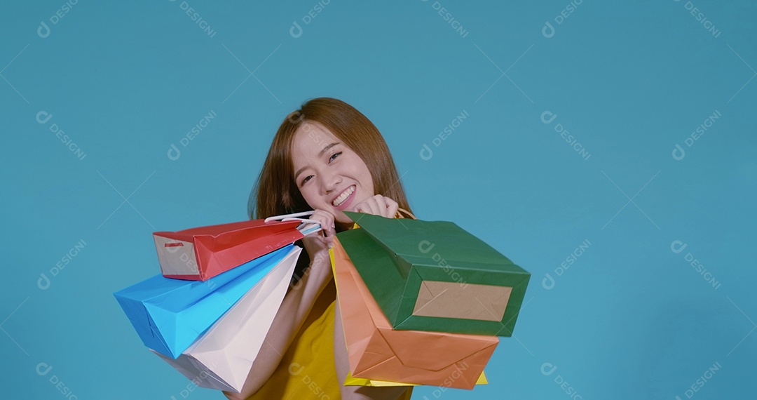 Mulher jovem com sacolas de compras