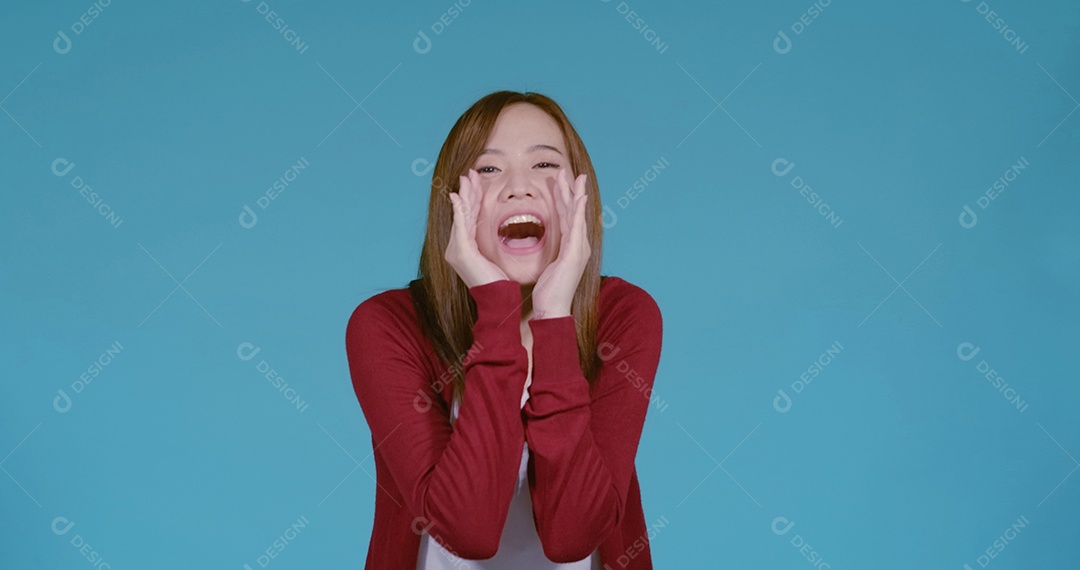 Jovem mulher asiática gritando nuncia falando alto