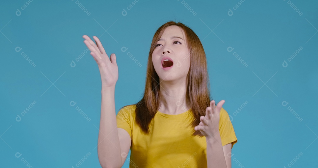 Jovem mulher asiática gritando anuncia falando alto