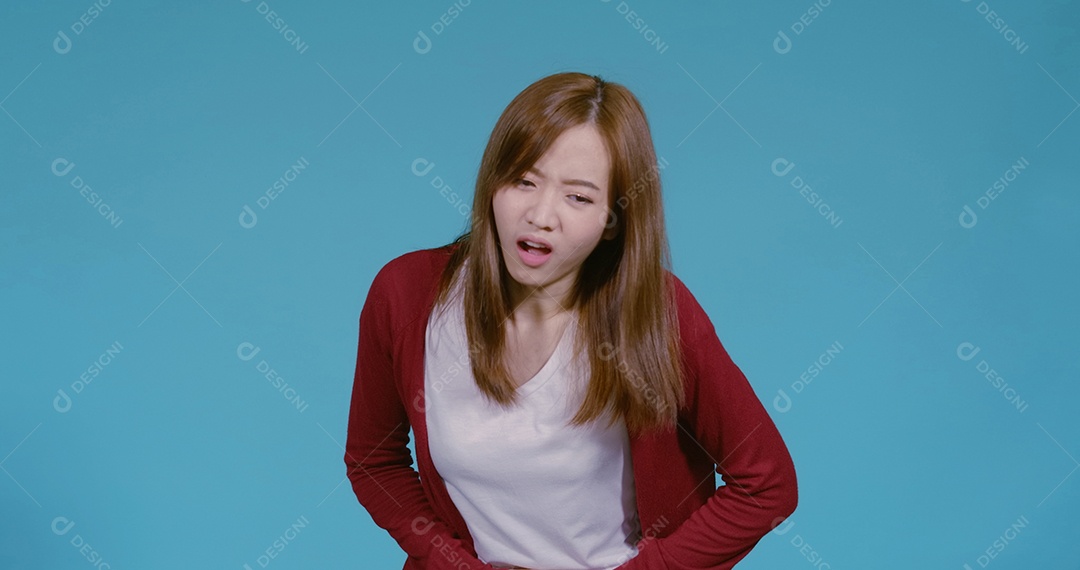 Dor de estômago da jovem mulher asiática ou reação de dor abdominal