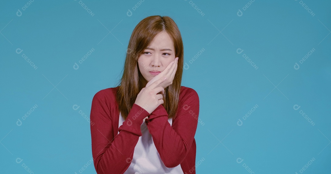 Infeliz reação de dor de dente jovem asiática