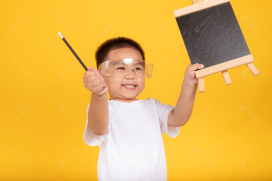 Menino asiático feliz, desenho e lápis com quadro-negro