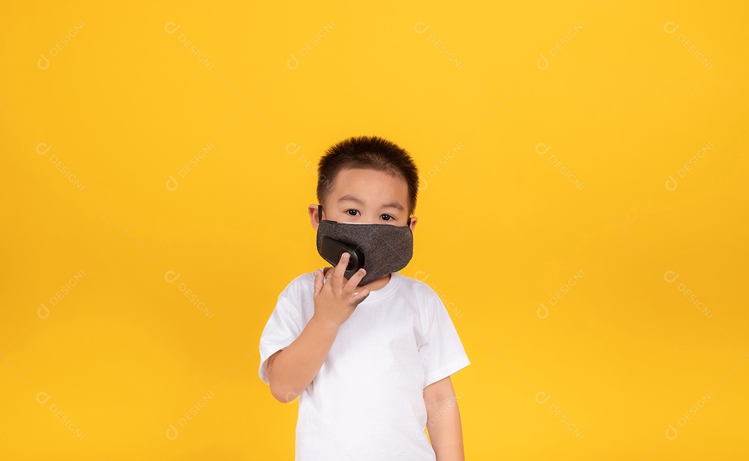 Menino feliz de crianças asiáticas usando máscara médica proteção coronavírus