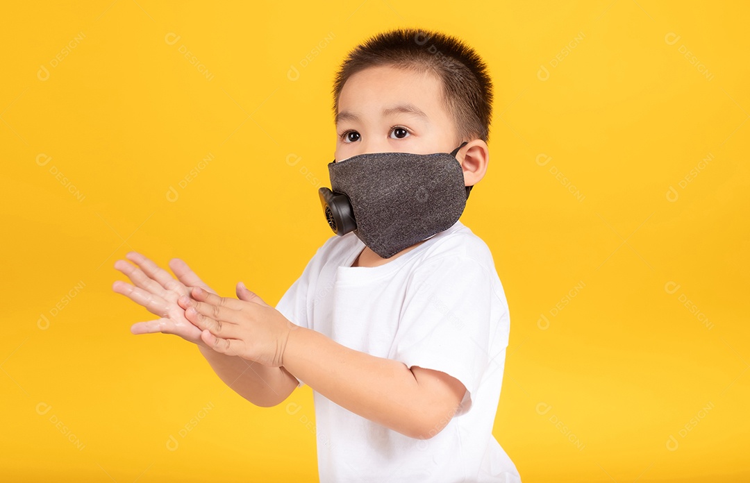 Menino feliz crianças asiáticas usando máscara médica proteção coronavírus