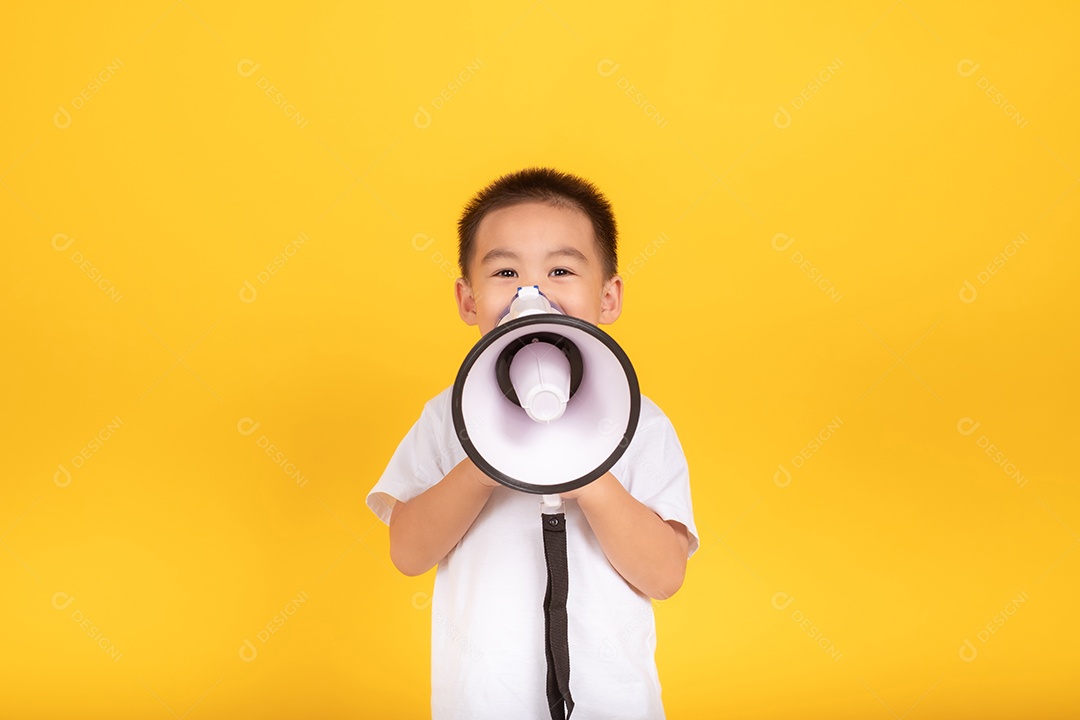Garotinho feliz sorridente de crianças asiáticas anunciando usando um alto-falante
