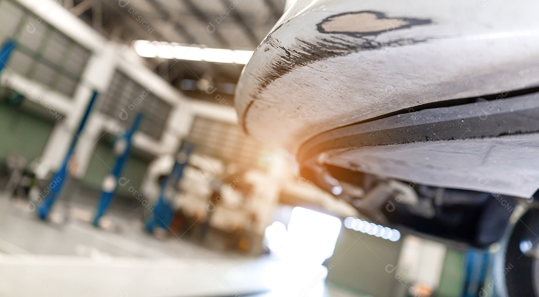Homem asiático mecânico examinando e arrumando carro do cliente