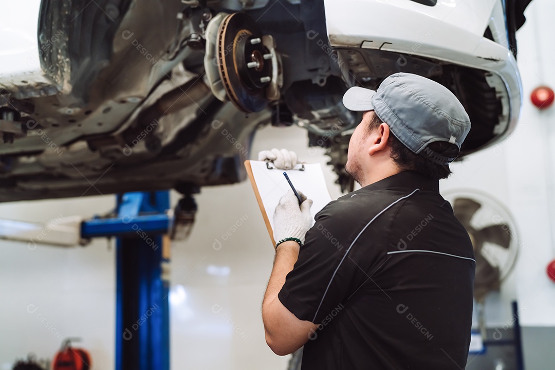 Mecânico arrumando carro em oficina