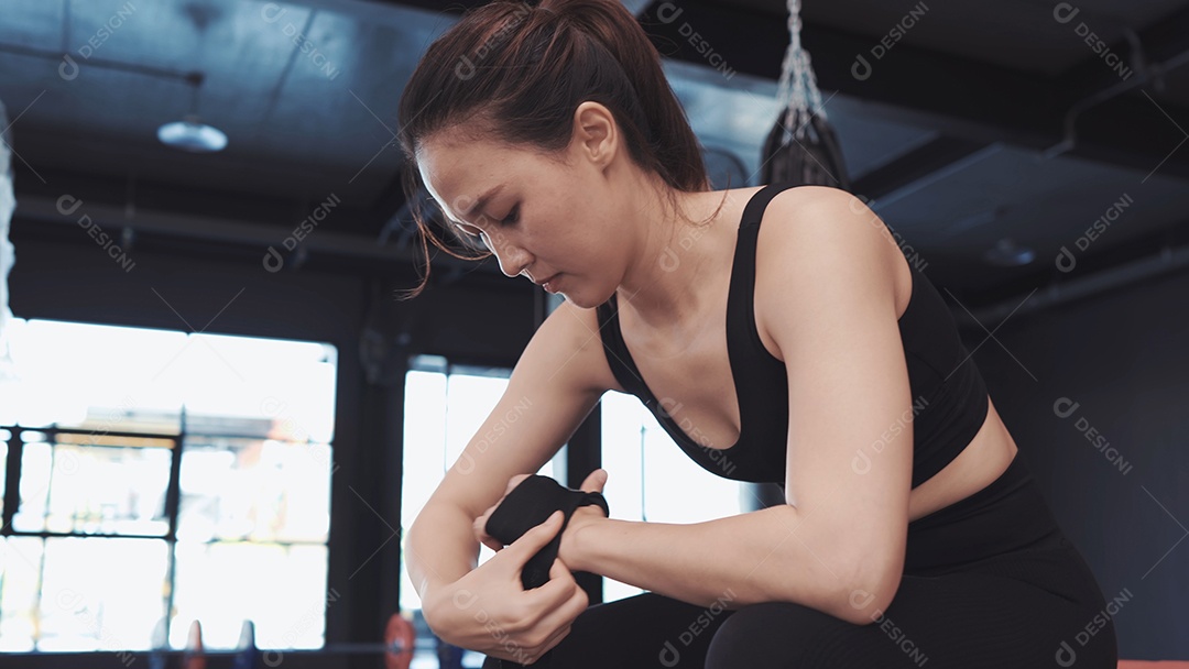 Jovens treinando na academia