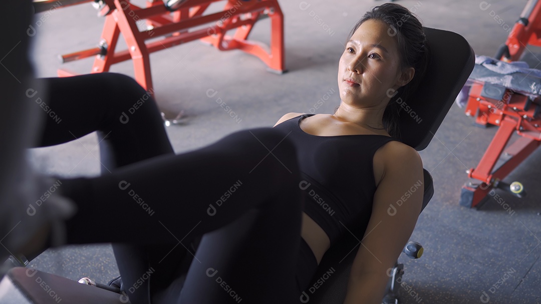 Jovens treinando na academia