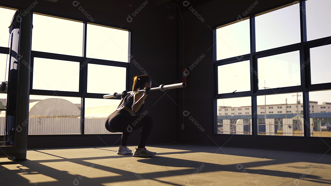 Jovens treinando na academia