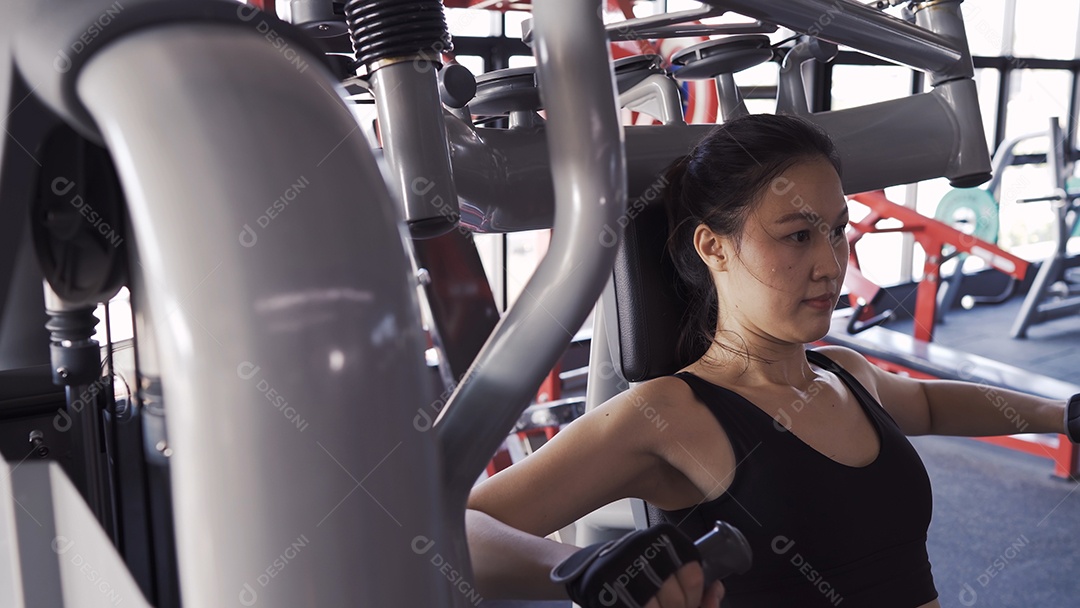 Jovens treinando na academia