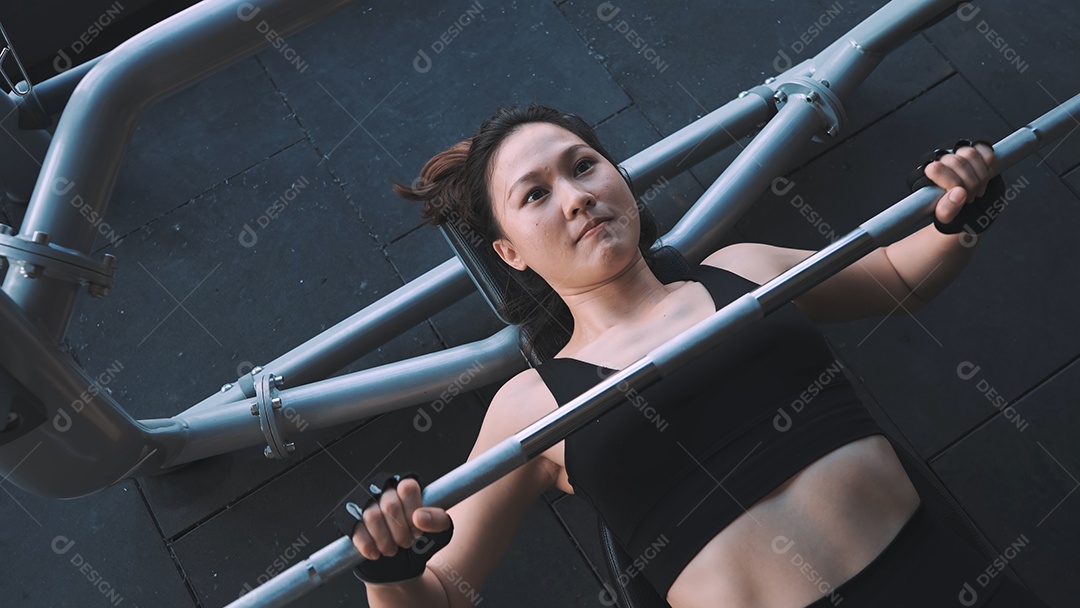 Jovens treinando na academia