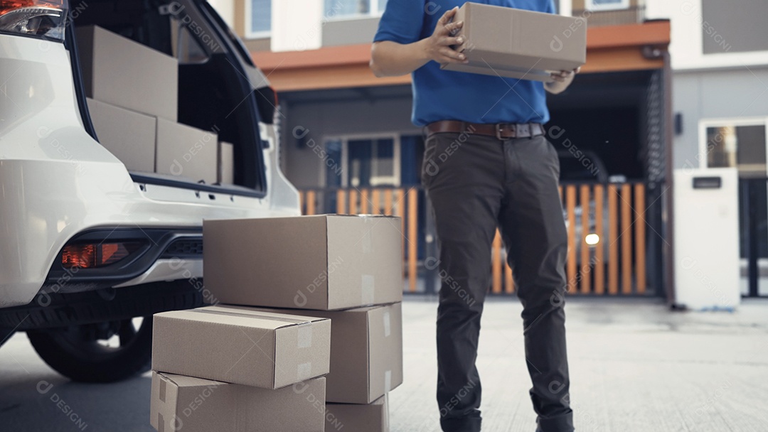 O entregador pega o pacote entregando ao cliente