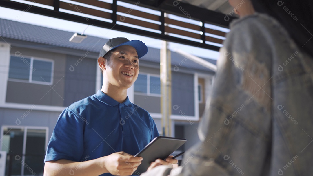 O entregador pega o pacote entregando ao cliente