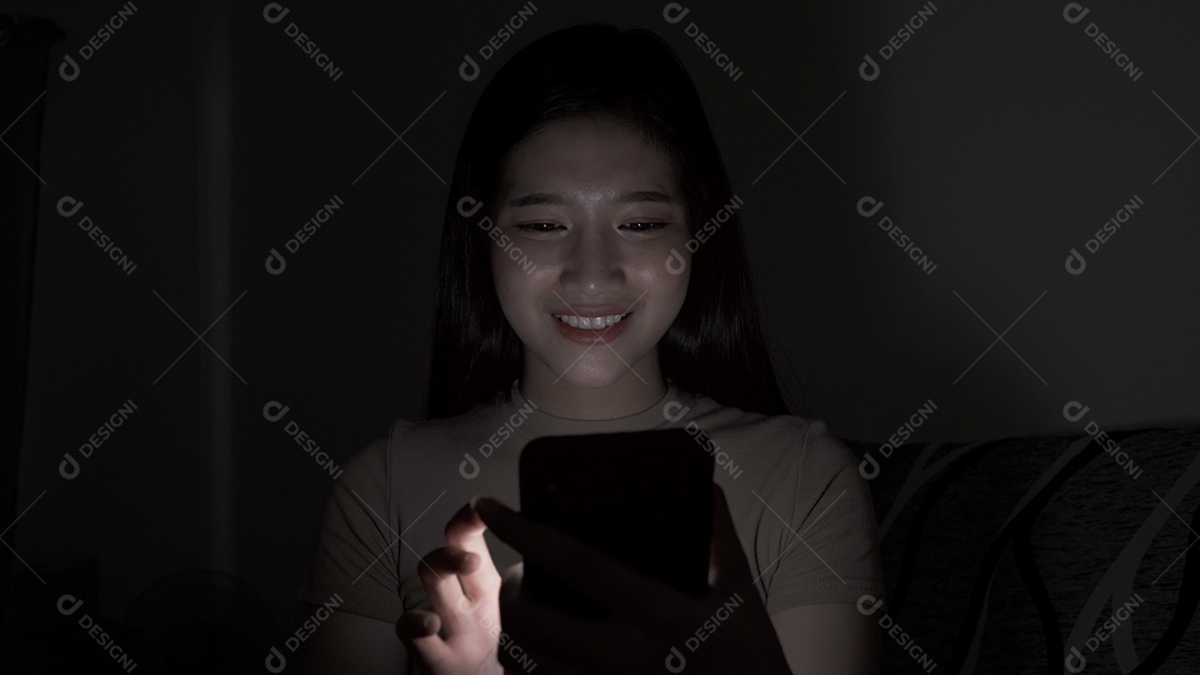 Mulher usando smartphone a noite