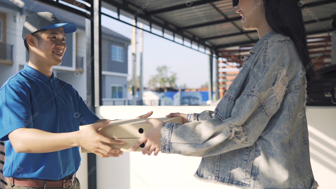 O entregador que envia um pedido de pacote postal chega ao cliente