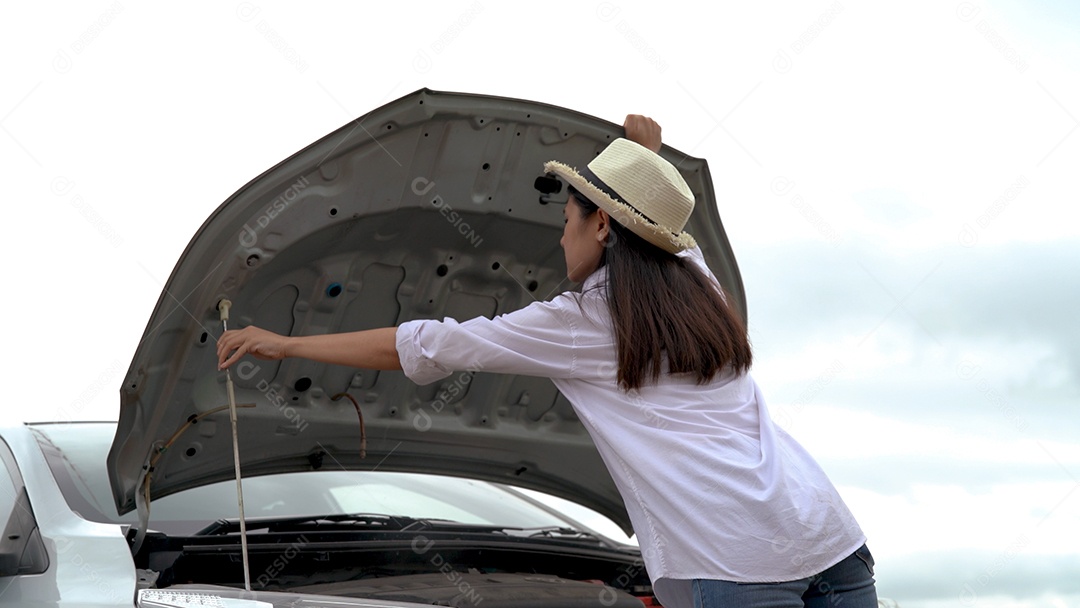 Carro problemático da mulher asiática