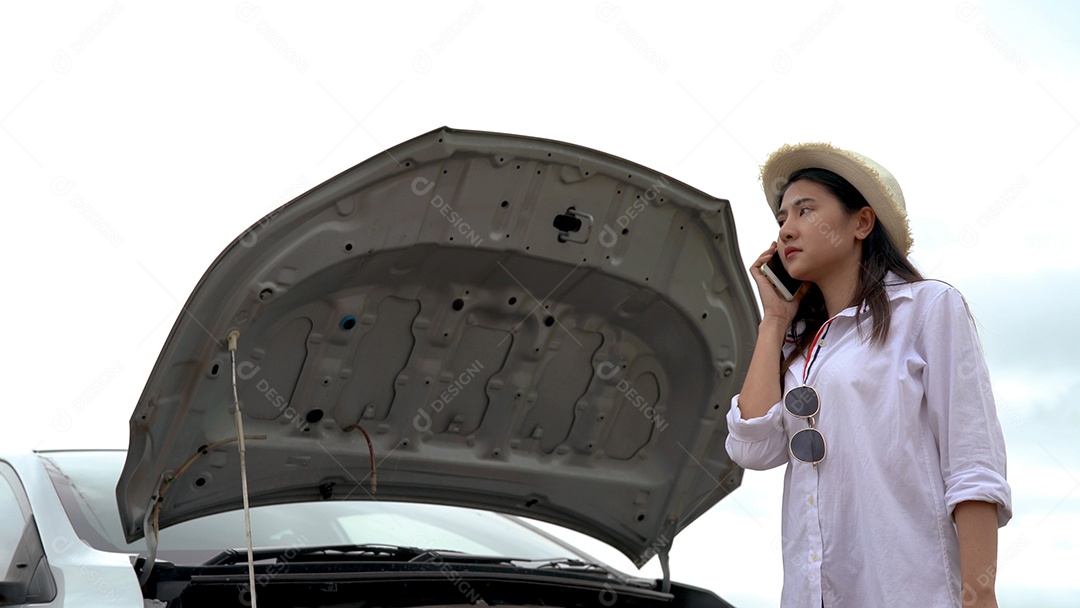 Carro problemático da mulher asiática entre a jornada de viagem no rio do lago da montanha