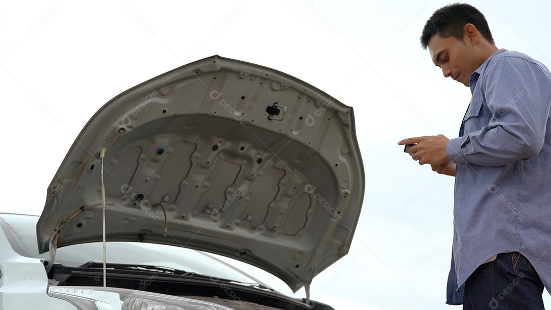 Carro problemático do homem asiático