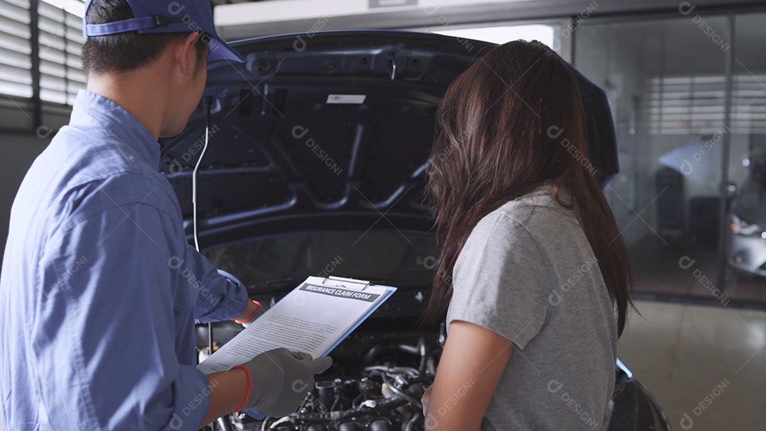 Mecânico homem asiático repara lista de seguro de carro