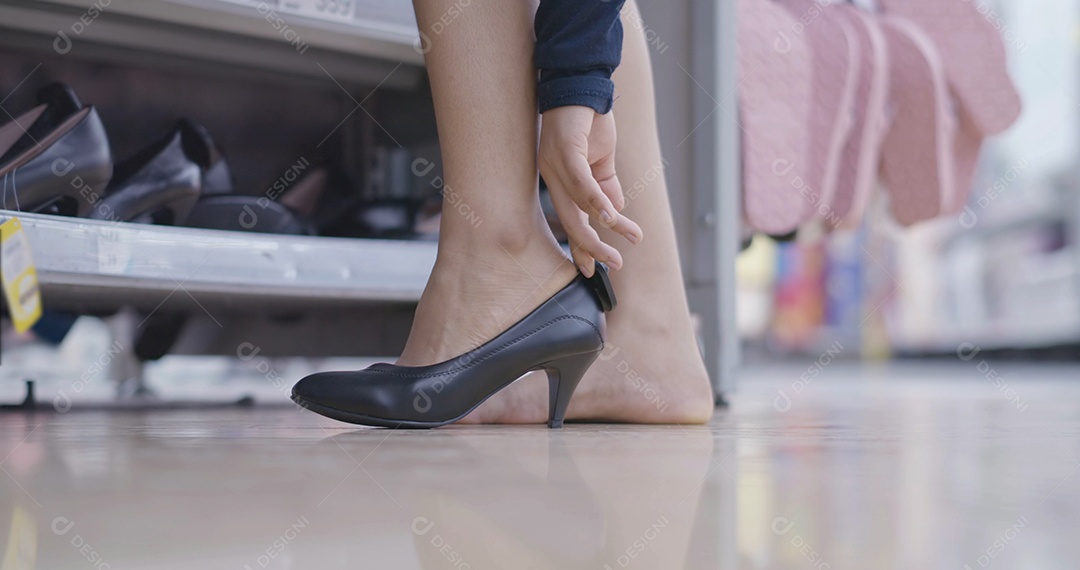 Mulher comprando sapatos na loja