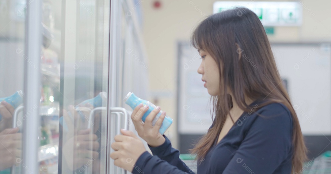 Jovem de compras escolhe bebida fresca