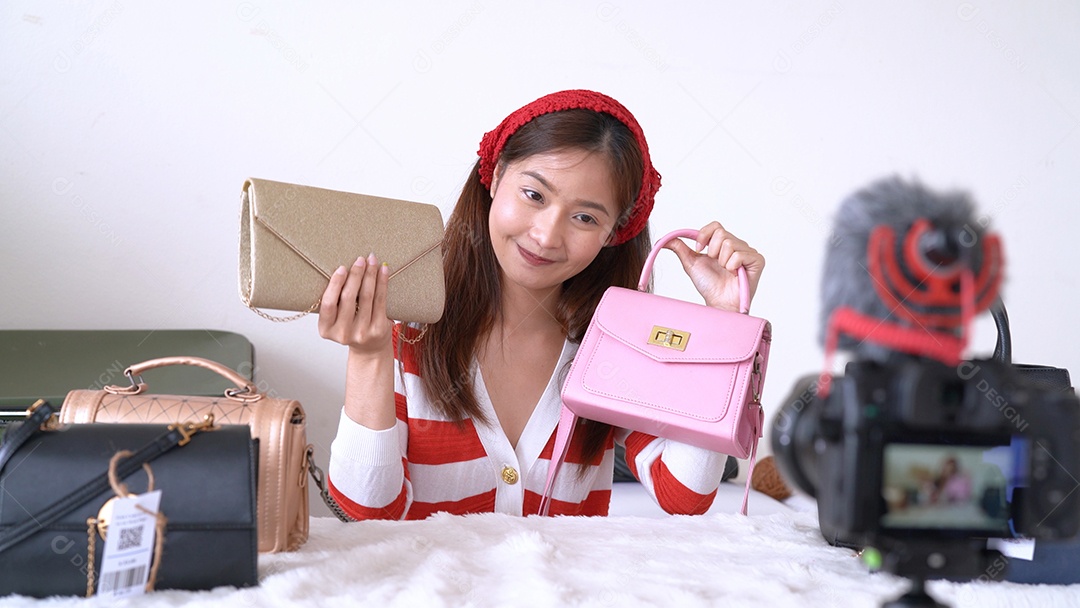 Bela jovem asiática vlogger com bolsa de apresentação